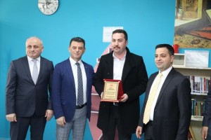 Başkan Çetin Hayırseverlere Plaket Takdim Etti