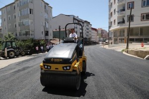 Başkan Çetin Sıcak Asfalt Yol Yapım Çalışmalarını İnceledi