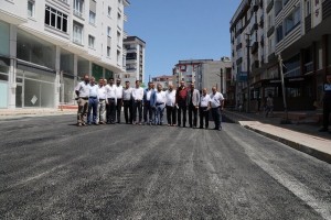 Başkan Çetin Sıcak Asfalt Yol Yapım Çalışmalarını İnceledi
