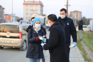 Başkan Çetin, Maske ve Kolonya Dağıttı