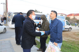 Başkan Çetin, Maske ve Kolonya Dağıttı