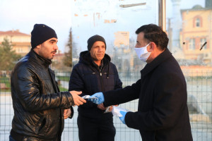 Başkan Çetin, Maske ve Kolonya Dağıttı