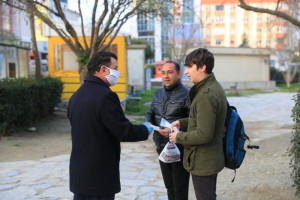 Başkan Çetin, Maske ve Kolonya Dağıttı