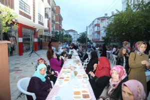 Başkan Vekili Bozkurt  Bengü Sokak'ta Kurulan İftar Sofrasına Katıldı