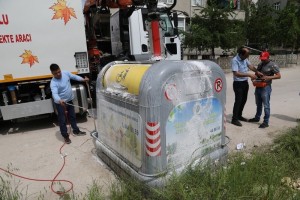 Çöp Konteynerleri Dezenfekte Ediliyor