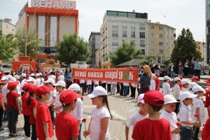 Cumhuriyet İlkokulu Öğrencilerinden Anlamlı Koreografi