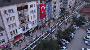 Gönül Sofralarının İlki Canbazlar Caddesi’nde Kuruldu