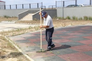 Okul Bahçeleri Temizleniyor