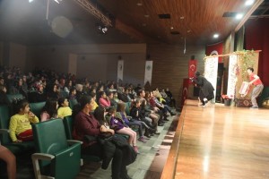 “Üreten Köy Müzikali” Adlı Tiyatro Oyunu Çocuklar İçin Sahnelendi
