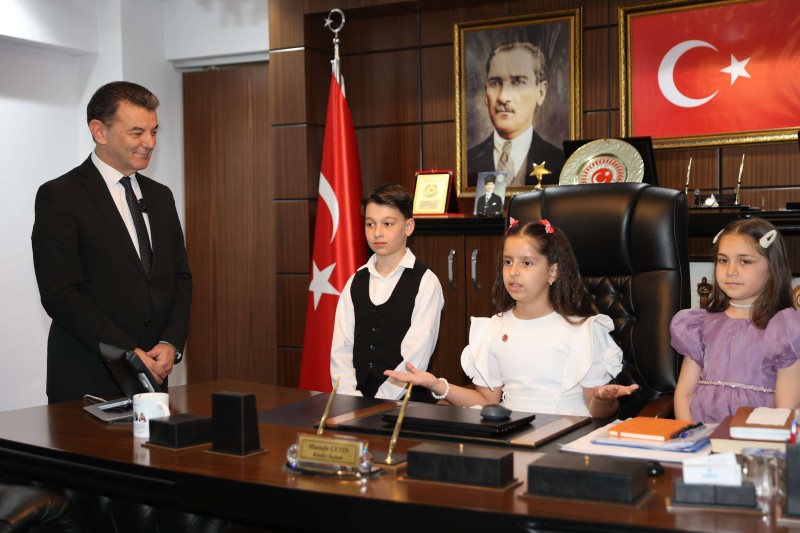 Başkan Çetin, Koltuğu Çocuklara Bıraktı