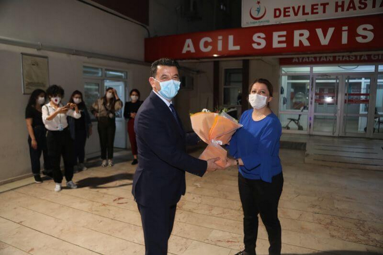 Başkan Çetin’den Hemşirelere Çiçek ve Pasta Sürprizi