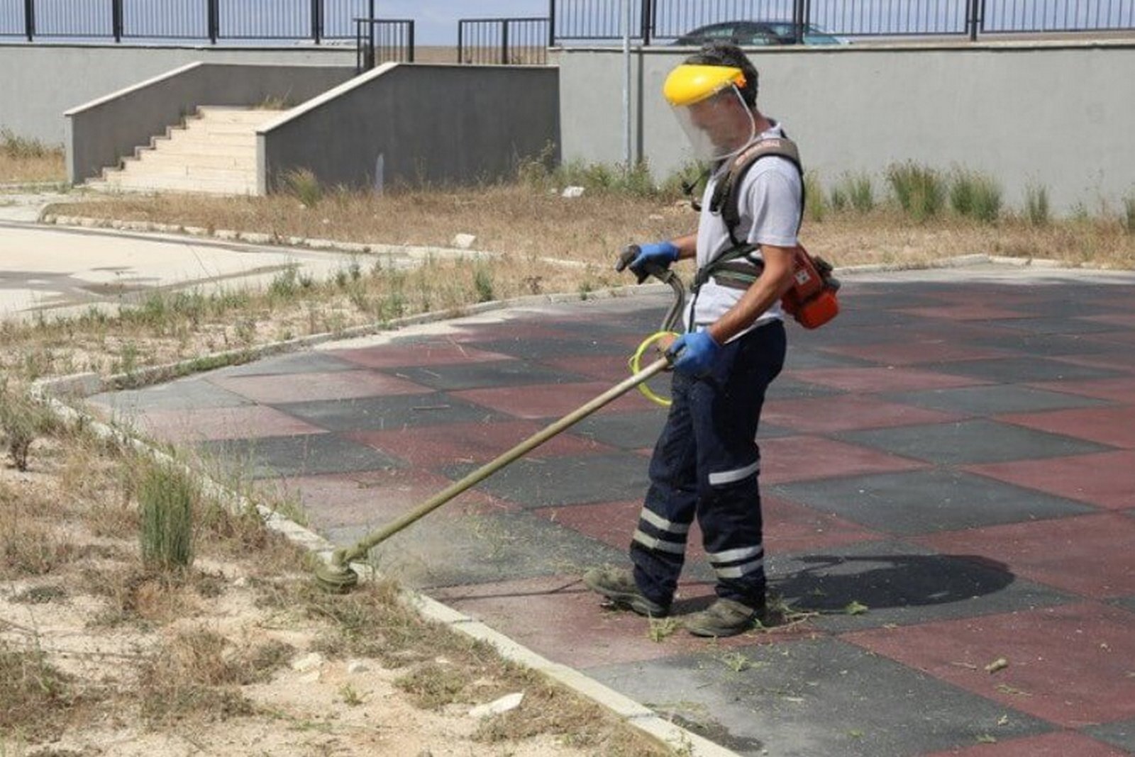Okul Bahçeleri Temizleniyor
