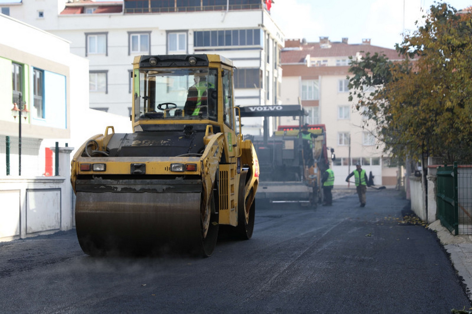 Sıcak Asfalt ve Kilit Taş Yol Çalışmaları Devam Ediyor