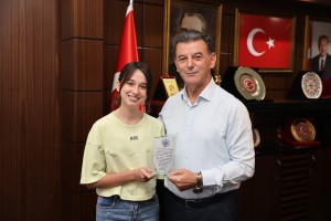 Başkan Çetin, LGS Türkiye Birincisi Zeynep Simay Öztürk'ü Ağırladı