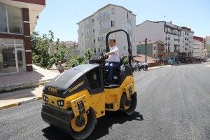 Başkan Çetin Sıcak Asfalt Yol Yapım Çalışmalarını İnceledi