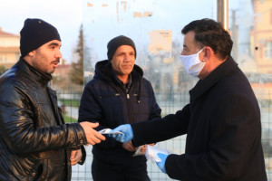 Başkan Çetin, Maske ve Kolonya Dağıttı