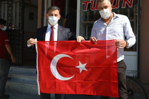 Esnaf ve Vatandaşlarımıza Ay Yıldızlı Bayrağımızı Dağıttık