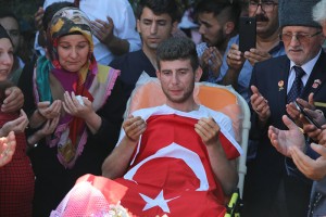 Kapaklı Kahraman Gazimizi Bağrına Bastı