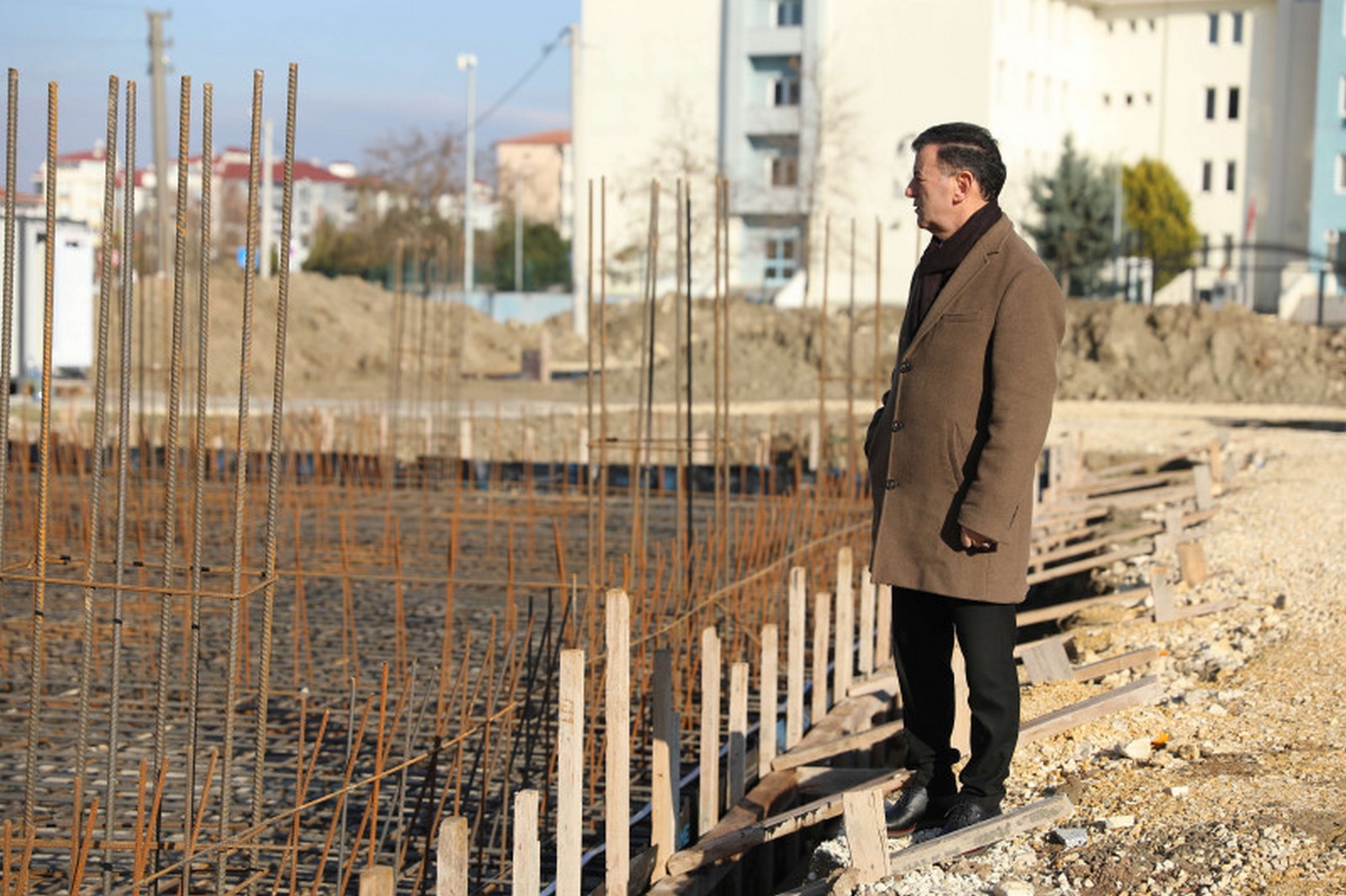Tören Alanı Çevre Düzenlemesi ve Gençlik Merkezi Yapım Çalışmaları Sürüyor